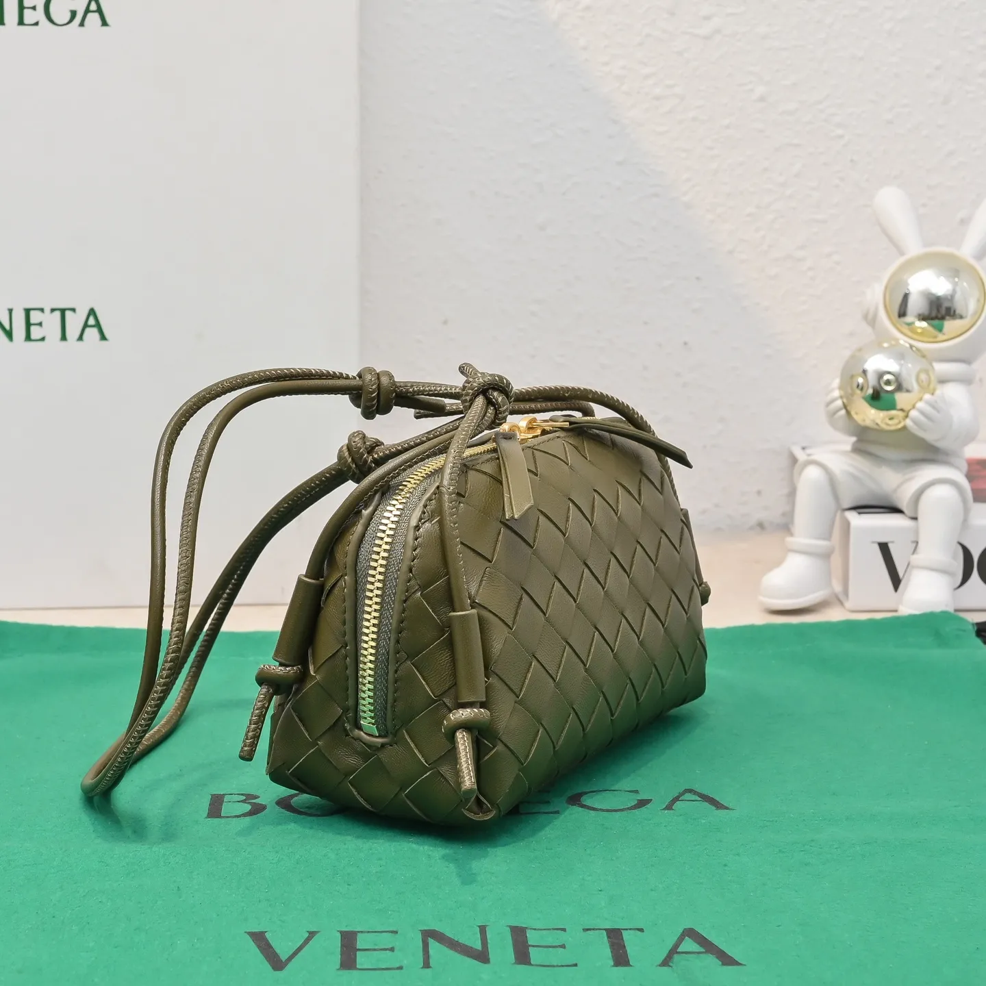 Batch 1260 #Bv The new Concert pouch is the most beautiful and practical mini bag I have ever seen 🎈 The bag body adopts the classic lntrecciato weaving process✅ It is equipped with a leather double-headed zipper, the opening is wide, easy to take and put, the shoulder strap knot can be slid to adjust the length freely, that is, 🉑️crossbody/underarm, and can be used as a clutch bag. Small body, large capacity, so practical! The key is that it is extremely versatile! Come and buy this small, exquisite, beautiful and versatile bag 👍 Model: 4258 Size: 18.5*11.5*8.5